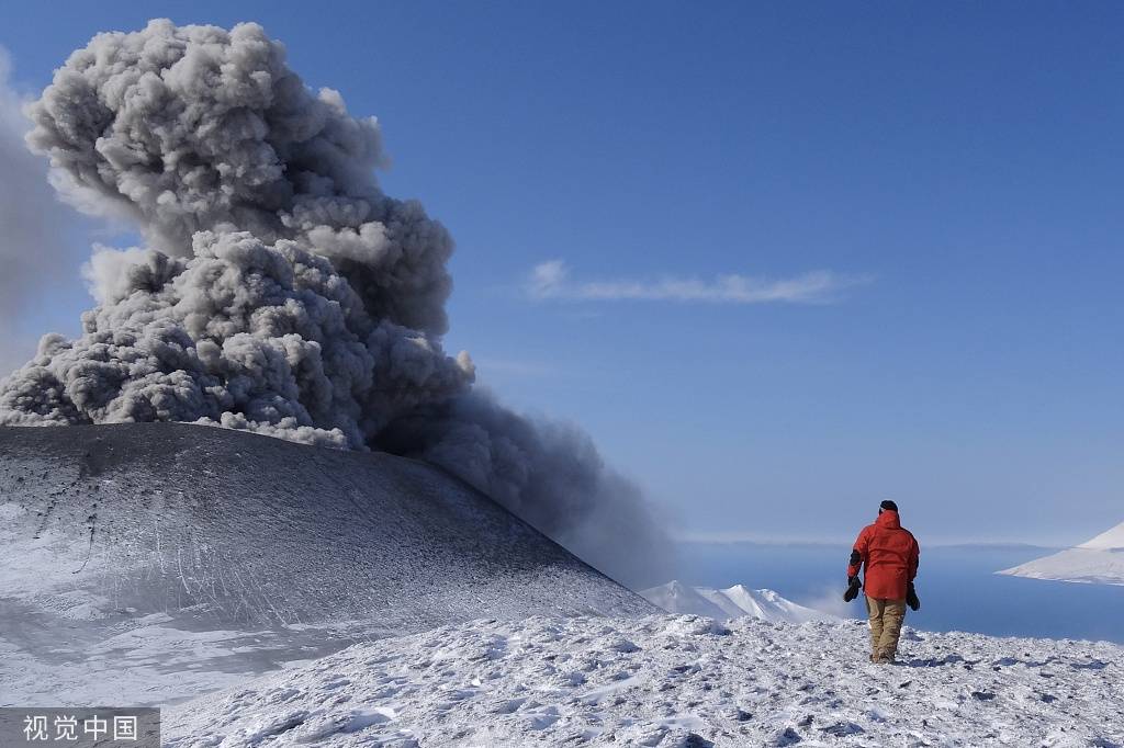 俄堪察加火山喷发9000米高灰柱俄堪察加火山喷发，壮观9000米高灰柱震撼全球