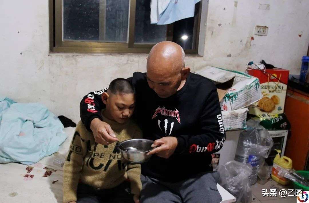 61岁大爷娶小16岁妻子结婚当日脑梗61岁大爷迎娶小16岁妻子，婚礼当日突发脑梗，现实背后的故事